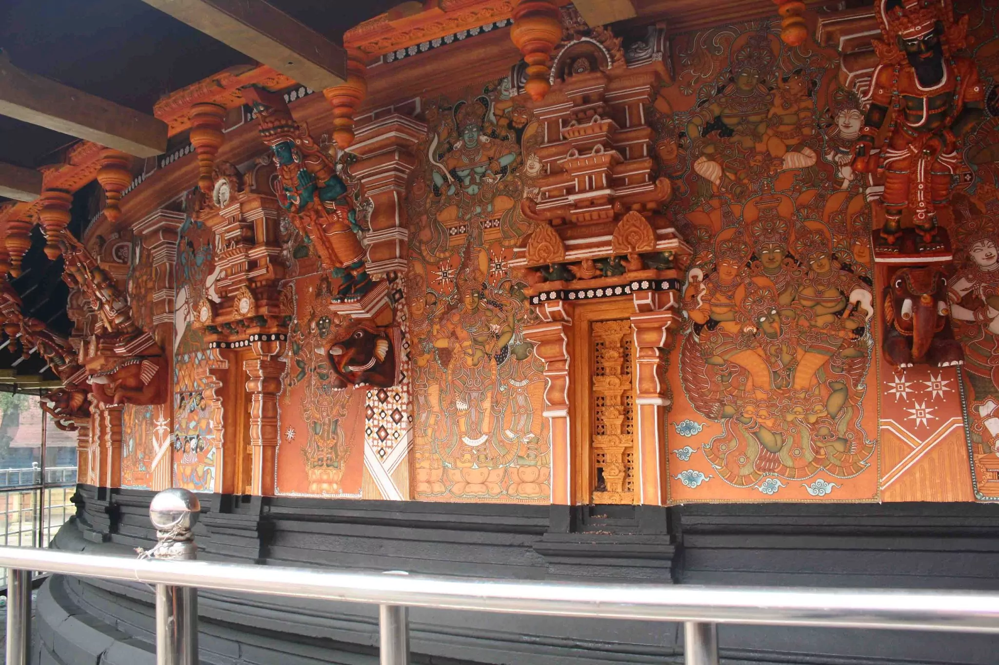 a curved wall of the Vaikom temple showing Kerala Mural Painting