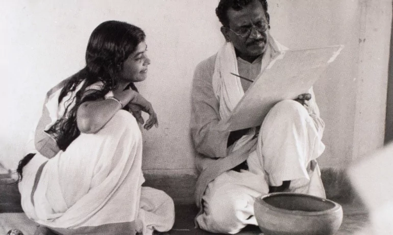 Nandalal Bose teaching a student at Kala Bhavana, Santiniketan. Source: Delhi Art Gallery